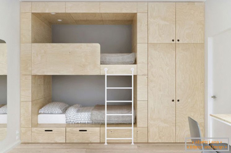 Beépített emeletes ágy egy kis hálószobában