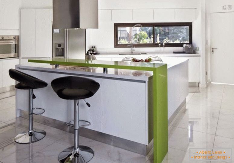 csinos fehér-konyha-bar-set-with-dekoratív fekete-széklet-is-zöld-bar-asztal-ékezetek inspiráció