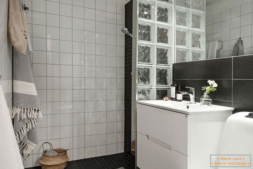 Fürdőszoba belső tér fekete-fehérben