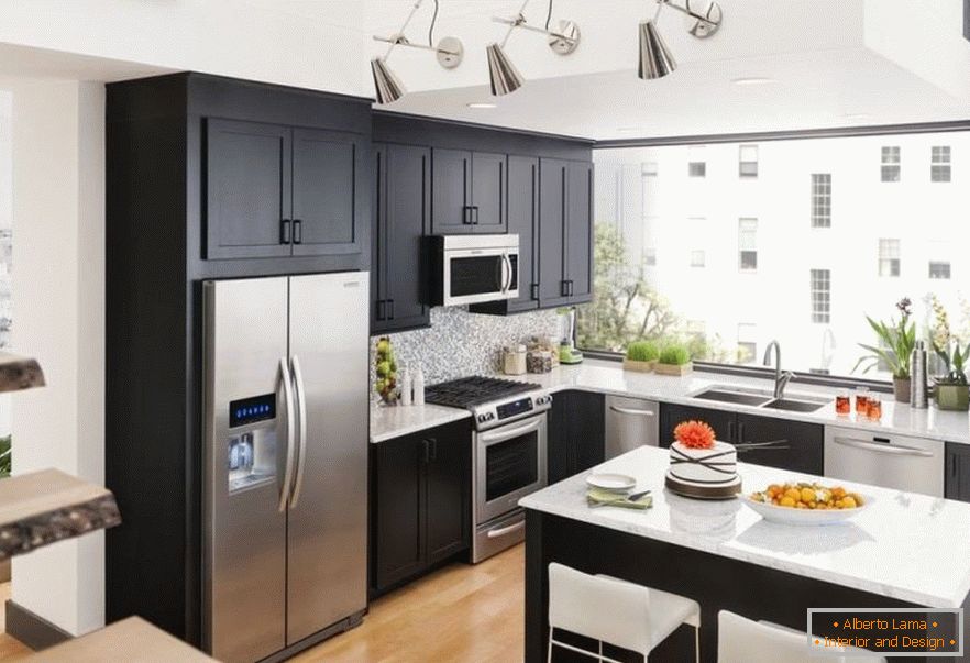 Egy acél hűtőszekrény és sötét bútorok kombinációja a konyhában