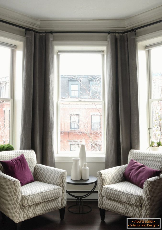 Egy kis lakás belseje: ülősarok az ablaknál