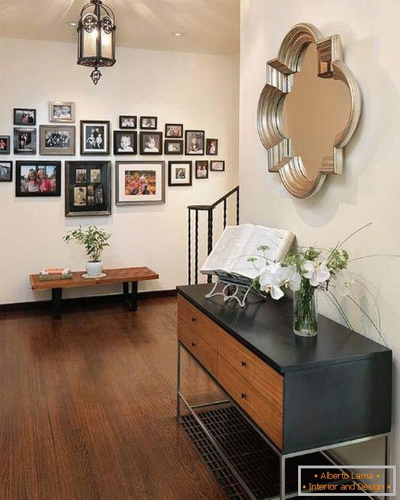Hogyan kell gyönyörűen felakasztani a falakon lévő fényképeket - a folyosó képei