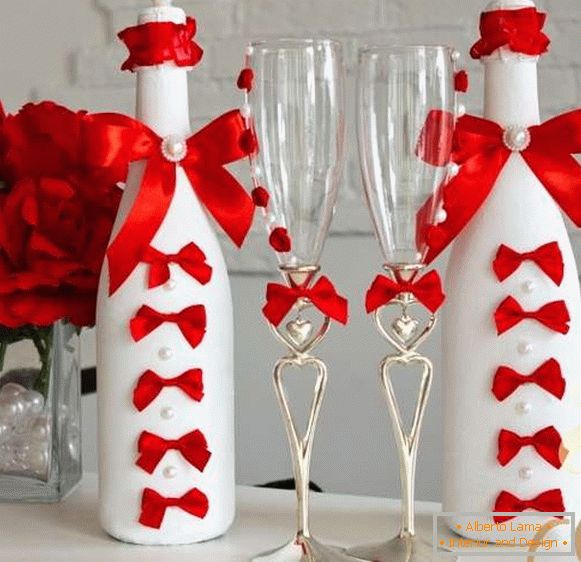 Egy üveg pezsgő díszítése esküvőre szalagokkal és gyöngyökkel