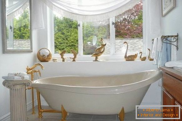 A fürdőszoba kialakítása arany díszekkel