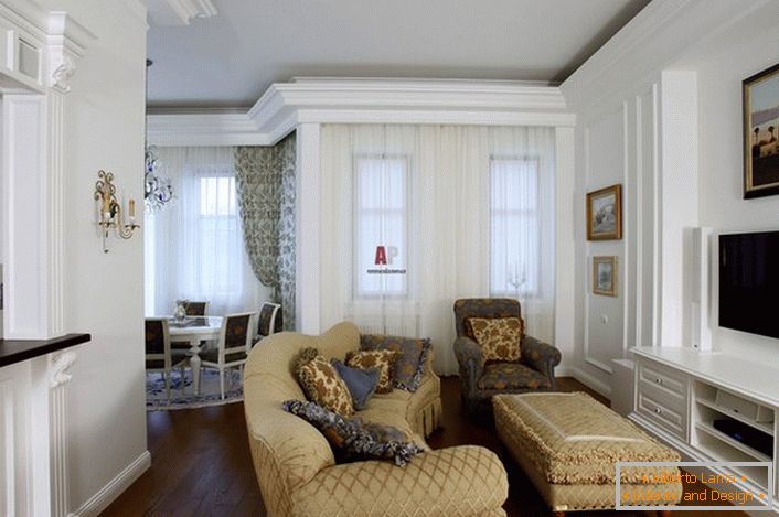A vendégszobák kialakításához világos színeket használtak. Bútor bézs harmonikusan kombinálva a fehér dekoráció a falak.