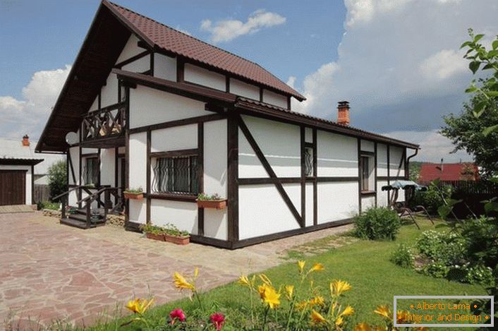 Egy skandináv stílusú kis ház vonzza a kilátást szépségével és rusztikus eleganciájával.