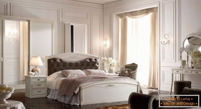 A hálószobának az Art Deco stílusban történő dekorálásához moduláris bútorokat használt. A lágy fejlécű ágy a kompozíció közepén helyezkedik el.