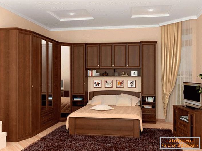 A hálószobai elrendezés gyakorlati megoldása egy moduláris lakosztály, amely az ágyon fut. Hatékony helytakarékos.