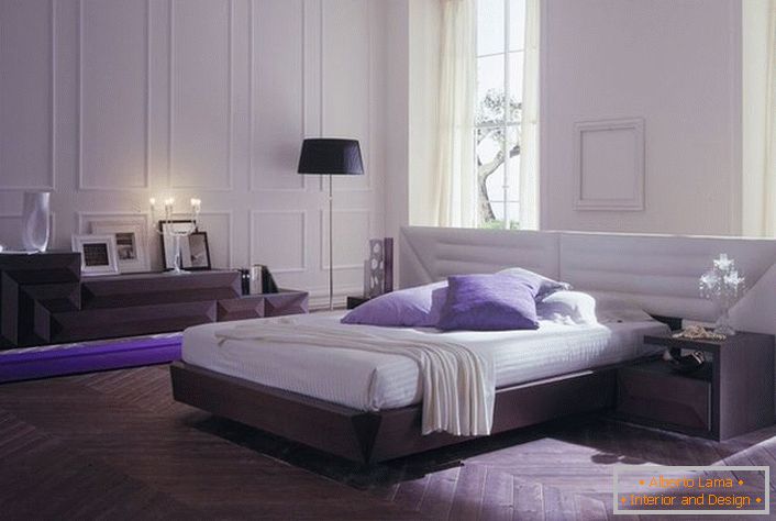 A minimalista hálószoba moduláris bútorokkal van berendezve. A megfelelően megválasztott fény a szobát romantikus és kényelmes.