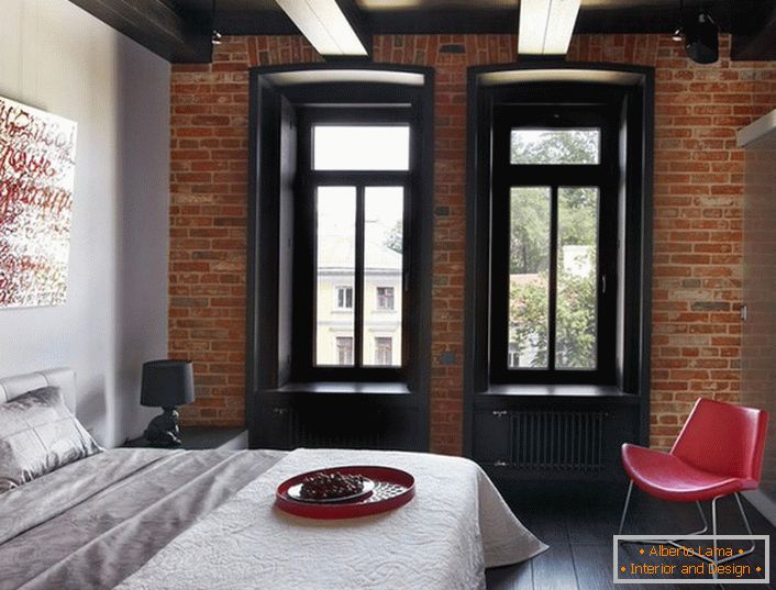 A klasszikus színek sikeres kombinációja - fehér, piros, fekete a hálószobában tetőtéri stílusban.