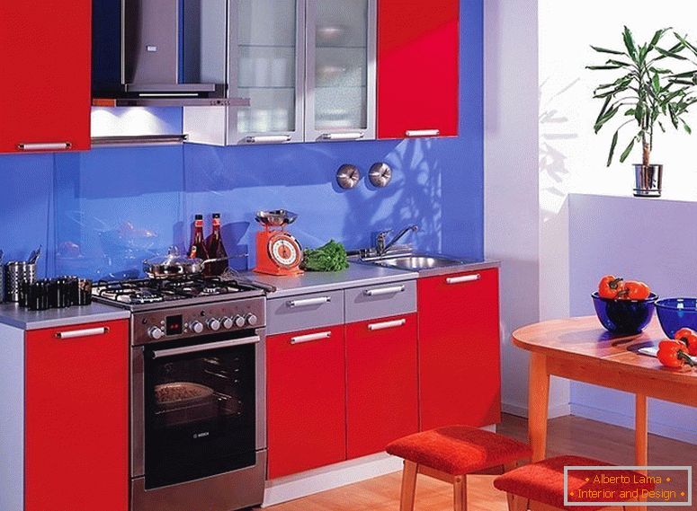 Kék és piros konyha