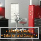 Piros hűtőszekrény és szürke bútorok a konyhában