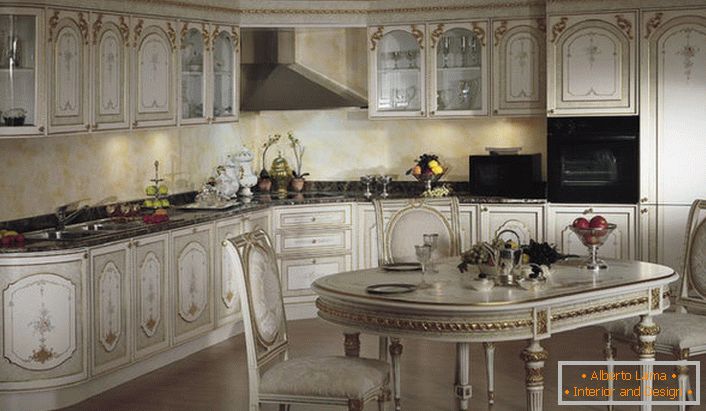 A beépített technika a konyha belsejét barokk stílusúvá teszi.