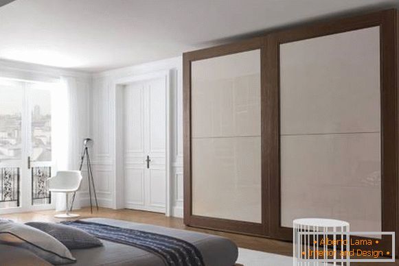Klasszikus fehér ajtók a lakás belsejében - fotó hálószoba