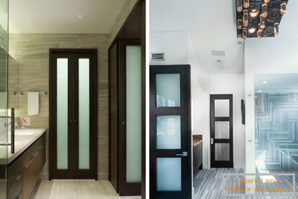 Sötét színű ajtók a fürdőszobában belső világos padlóval