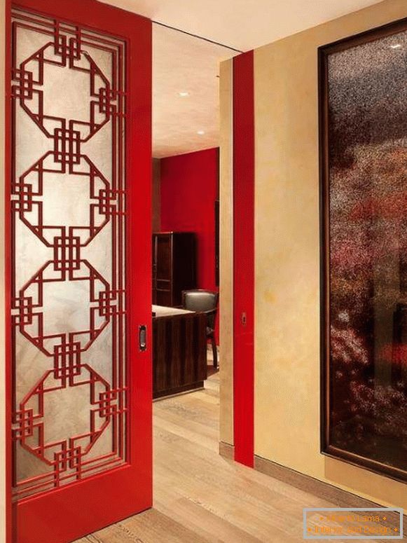 Vörös ajtók a lakás belsejében - fotó