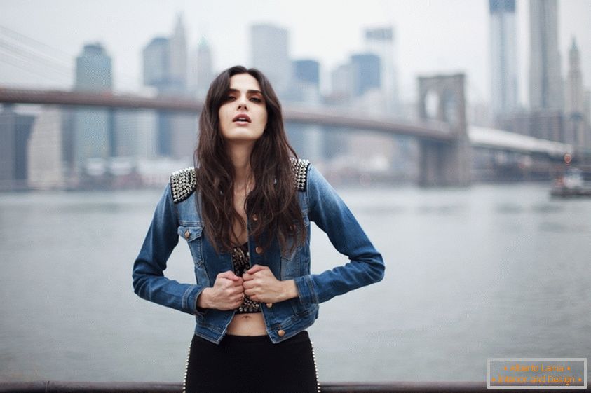 Portré egy lány a háttérben a Brooklyn Bridge