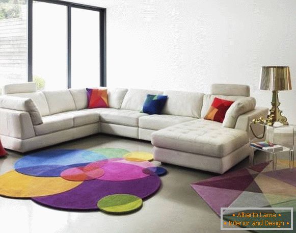 Modern szőnyegek a nappaliban geometrikus mintákkal