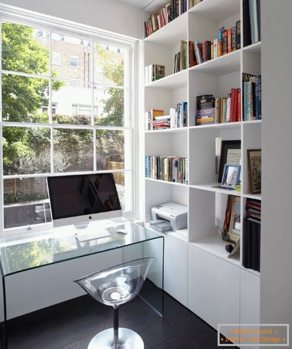 Átlátszó bútorok: íróasztal és karosszék