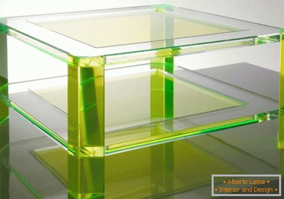 Bútor a színes akrilból