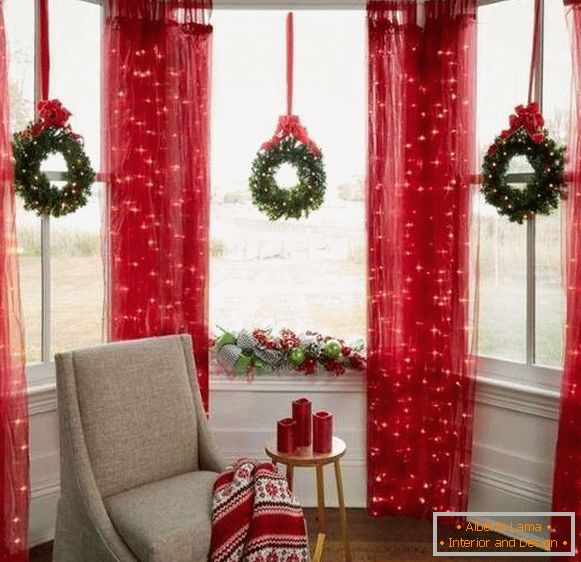 Karácsonyfa garland az ablakok díszítésére és a függönyökre