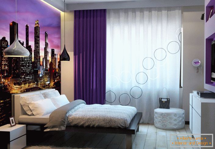 A hálószoba modern belső része kényelmes, praktikus és kényelmes. 