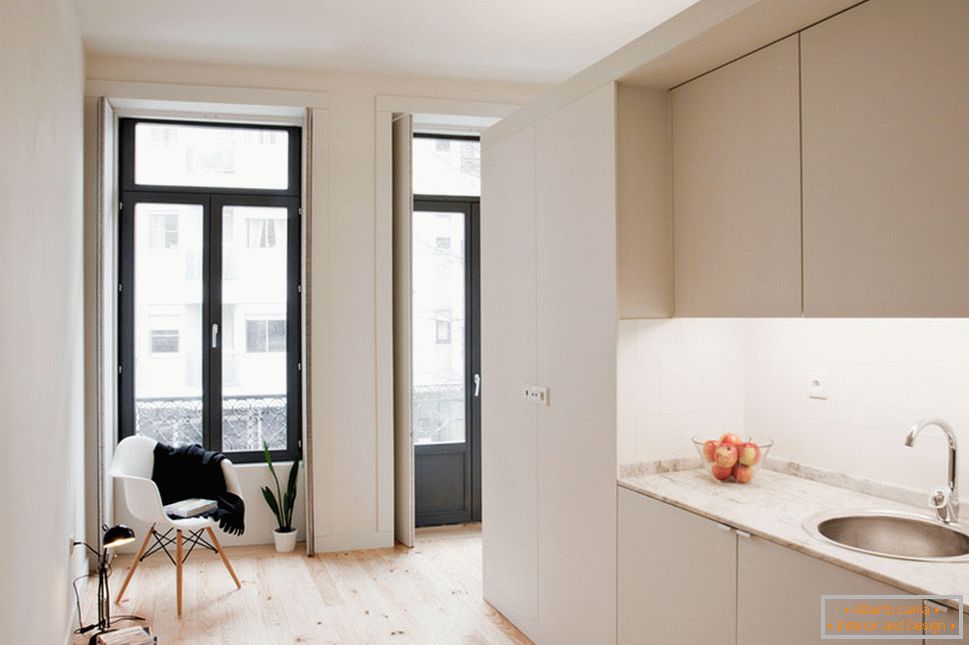 Egy kis stúdió apartman belseje világos színekben - интерьер кухни