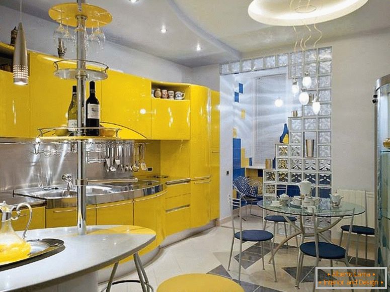 Az avantgárd stílus legjobb hagyományai szerint a konyha bútorai kerülnek kiválasztásra. A sárga színű konyhai készlet nemcsak praktikus és funkcionális, hanem stílusos is.