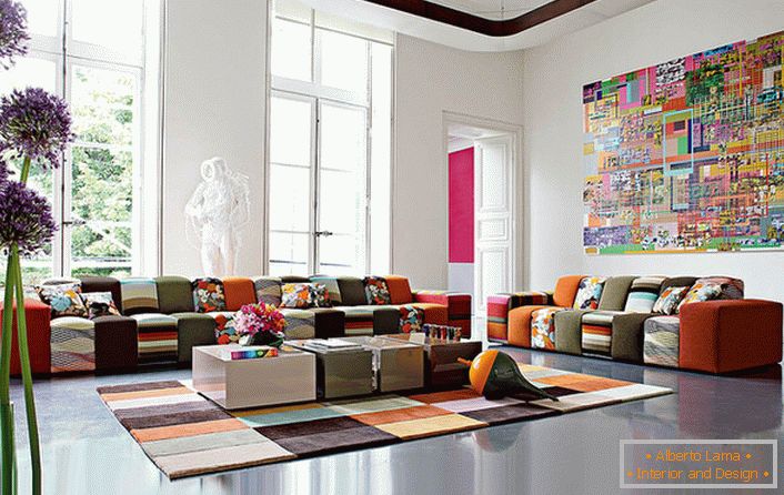 Színes vendégszoba avantgárd stílusban egy olasz család nagy házában. A tervezési ötlet kompetens módon ötvözi a szőnyegburkolatot és az azonos színskálájú bútorokat.