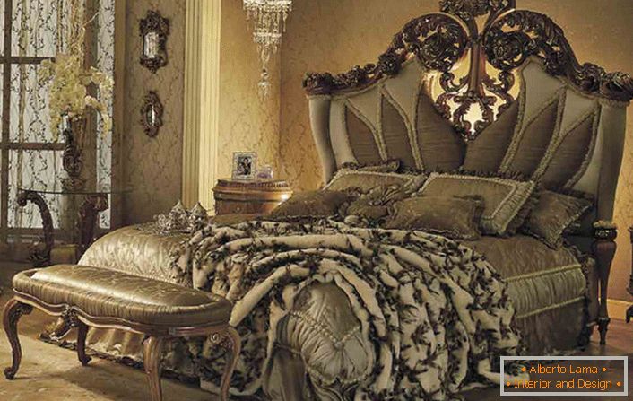 Luxus ágy egy vendégszobában barokk stílusban egy vidéki házban Franciaország egyik tartományában.