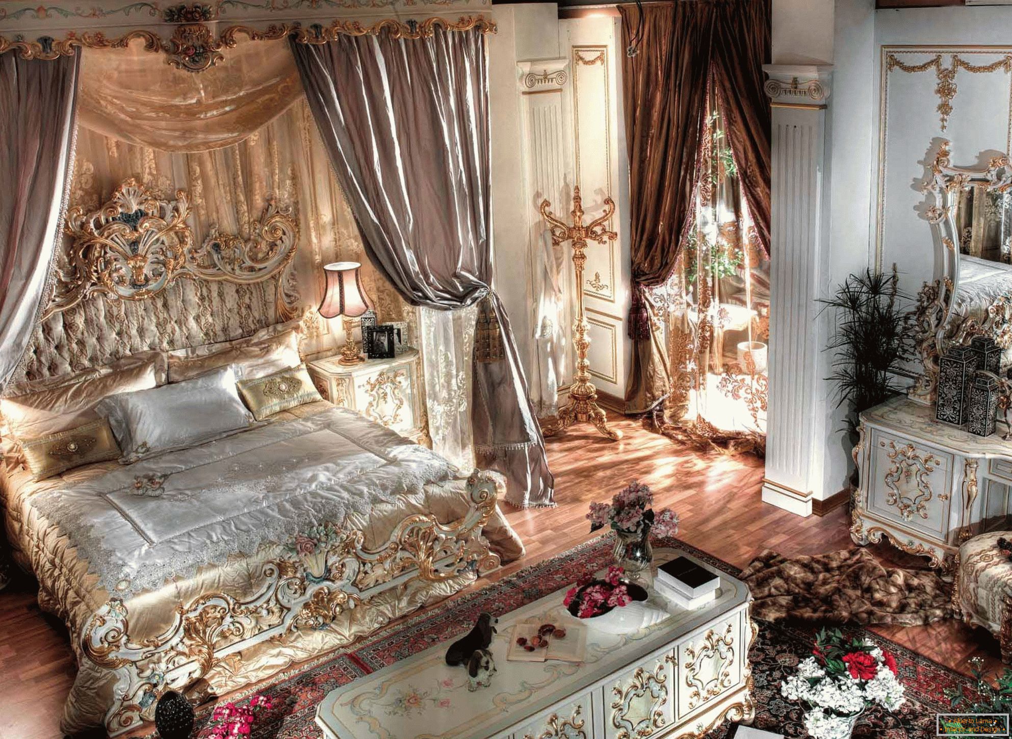 Luxus barokk hálószoba magas mennyezettel. A kompozíció közepén egy masszív ágyas fa faragott háttal.