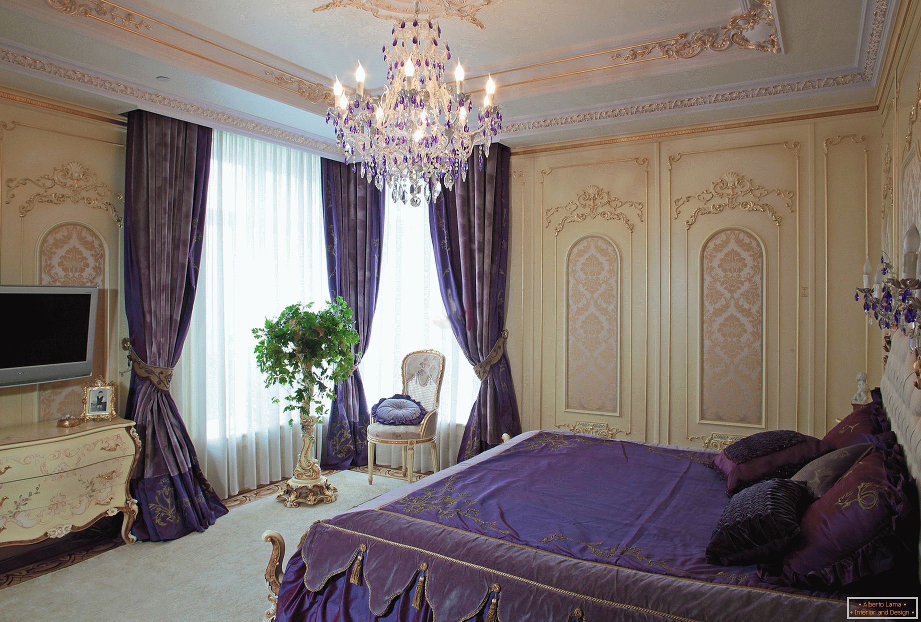 Stílusos hálószoba barokk stílusban. A finom tervezési koncepció - sötét lila függönyök kombinálva az ágynemű illeszkedik a hang.