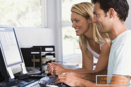 férfi és nő számítógépes otthon