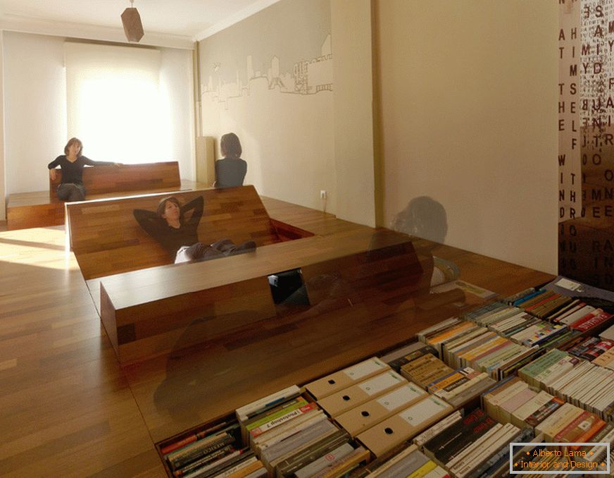 Beépített könyvespolc a padlón