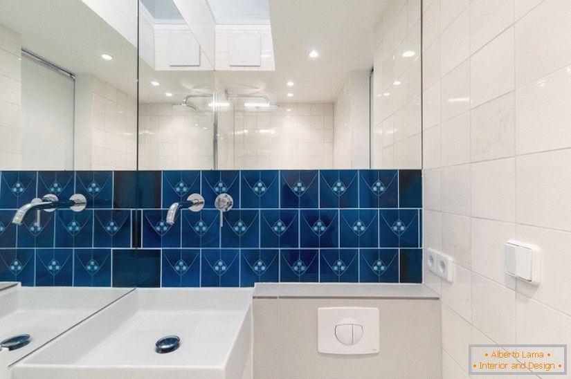 Kék csempe fehér fürdőszobában