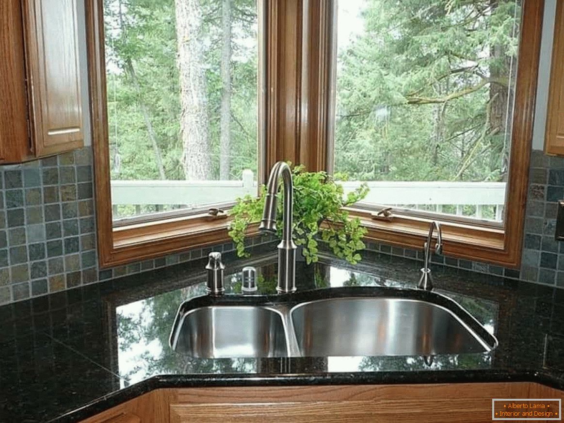 Sarok mosogató konyha ablakkal