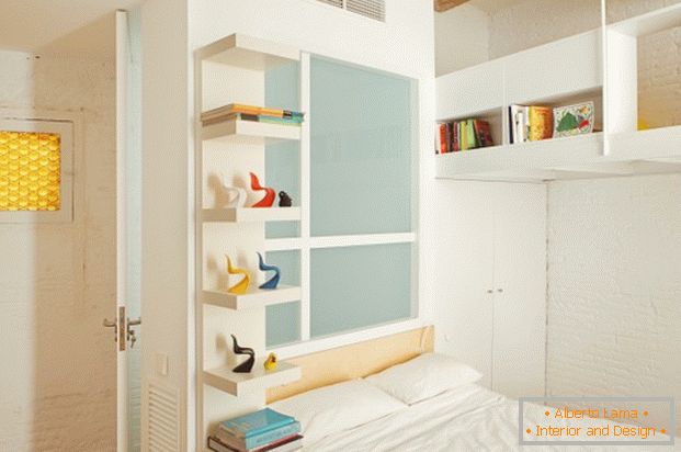 Mini lakás tervezése: fehér tégla a hálószobában