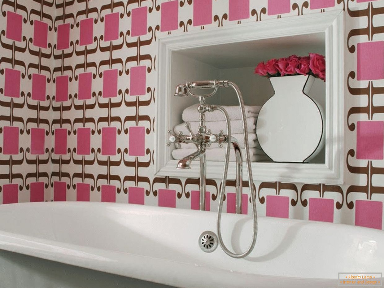 Fürdőszoba fali dekorációval rózsaszínű színekben