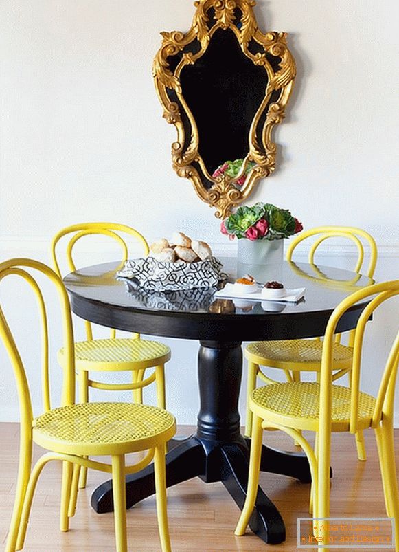 Világos sárga székek és egy fekete étkező asztal