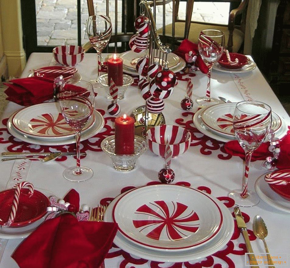 Fehér és piros asztali beállítás