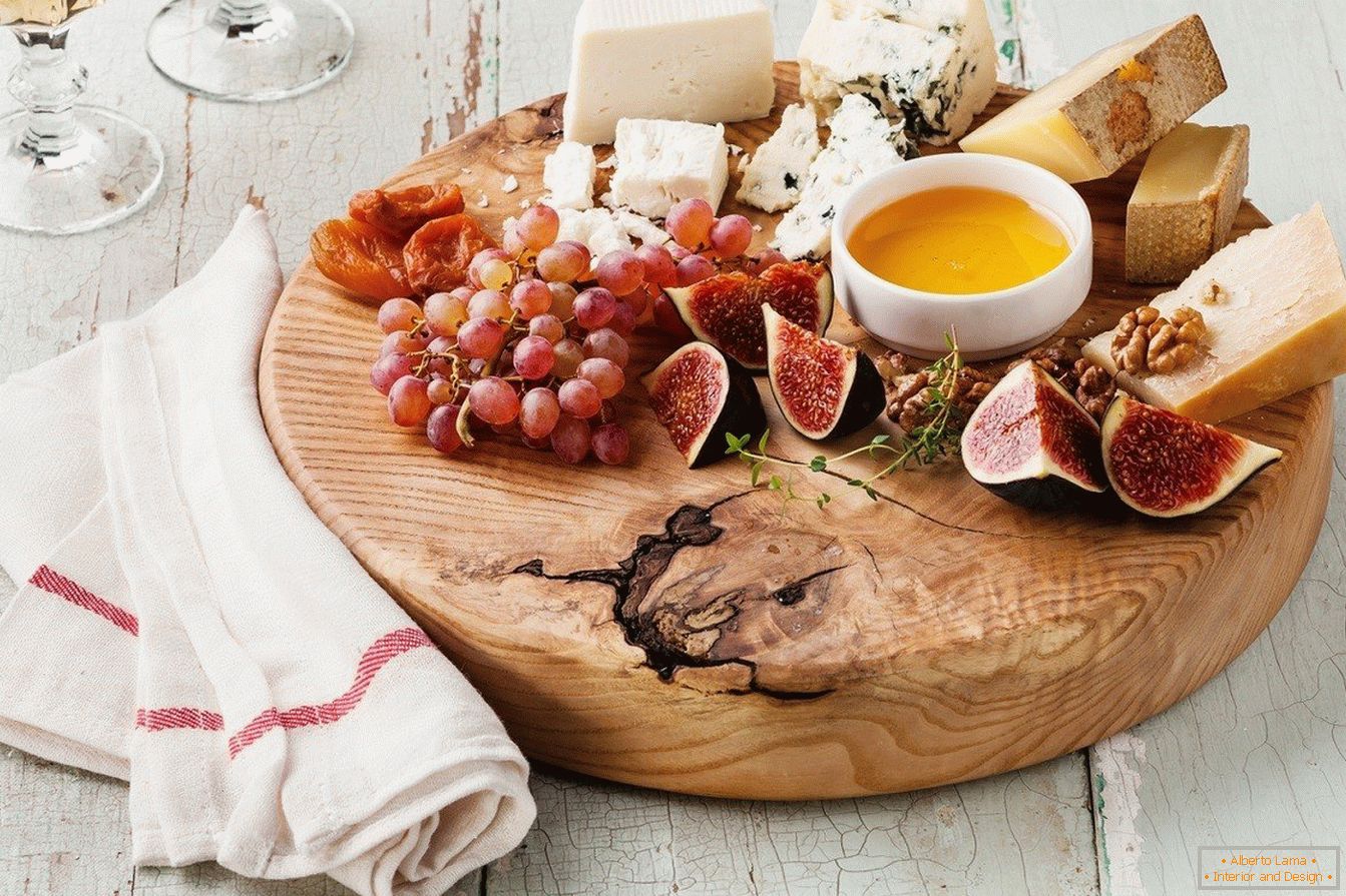 Egy példa arra, milyen szép egy sajtlapot gyümölcsökkel szolgálni