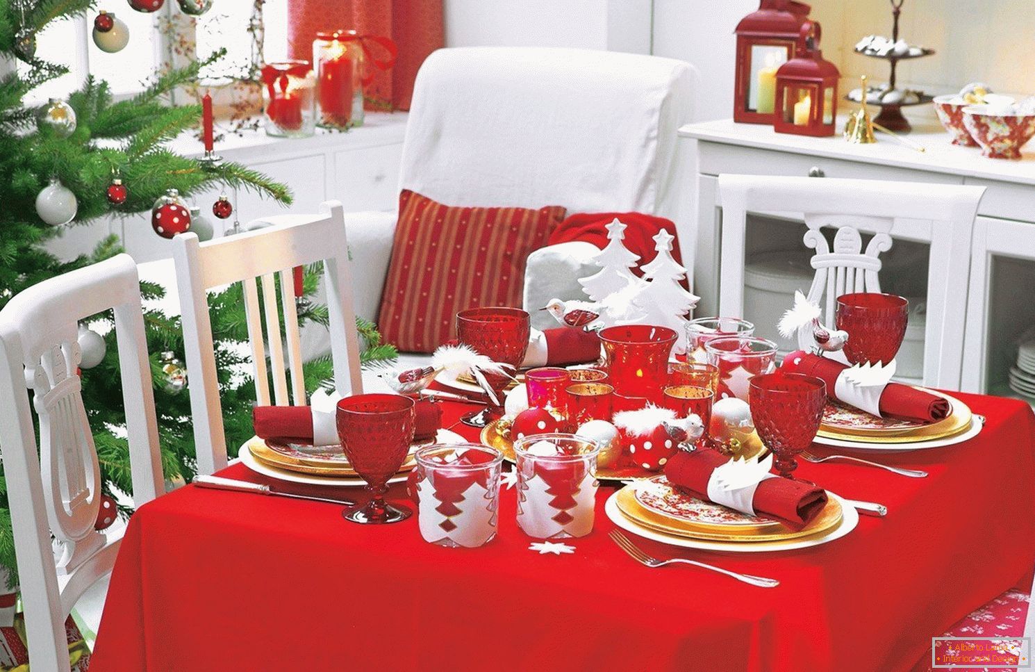 Újévi asztal díszítése piros színben
