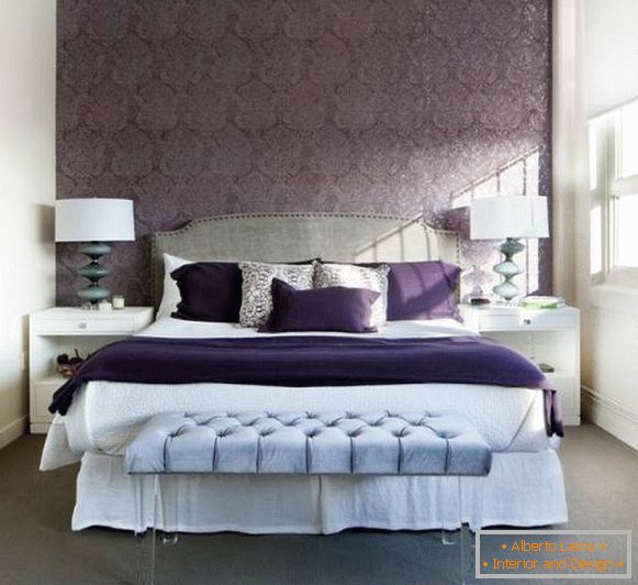 Hálószobai design lila tónusokkal, kék részletekkel