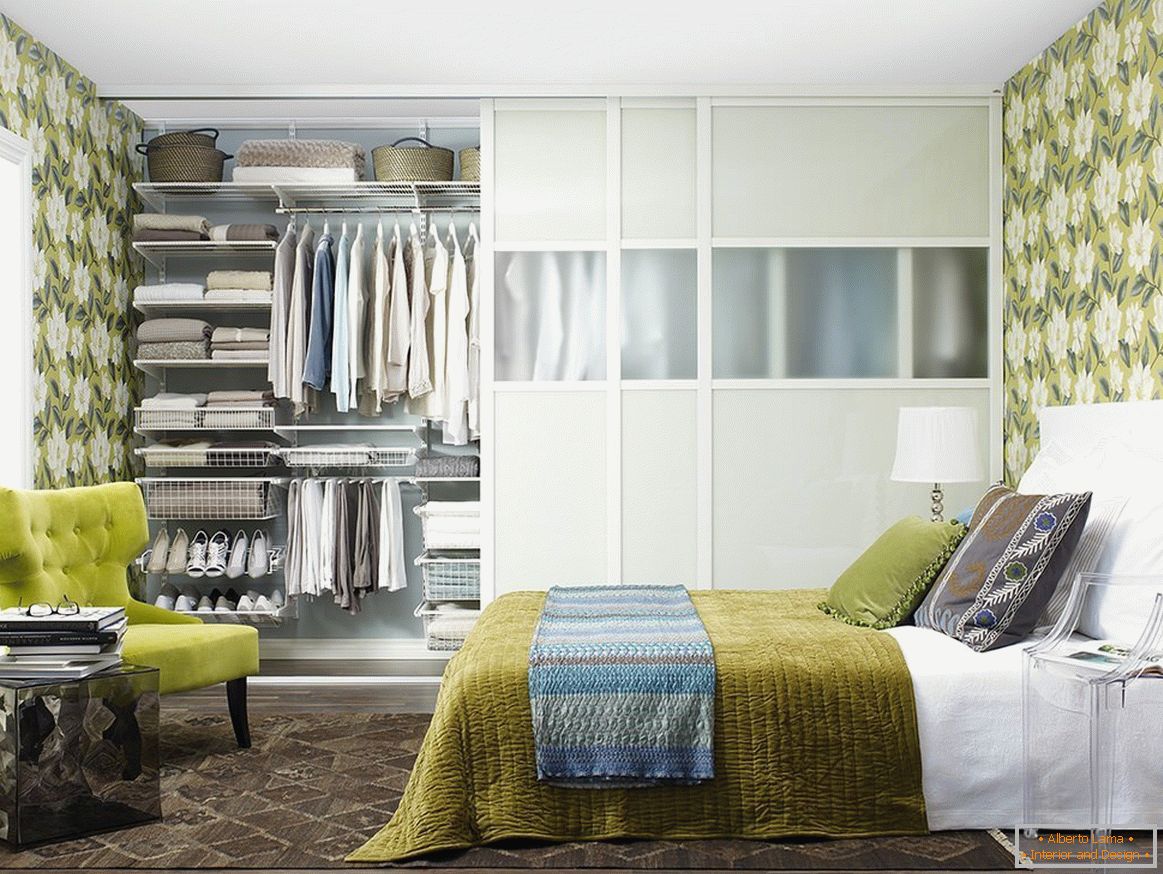 Stílusos ruhásszekrény a modern hálószobában