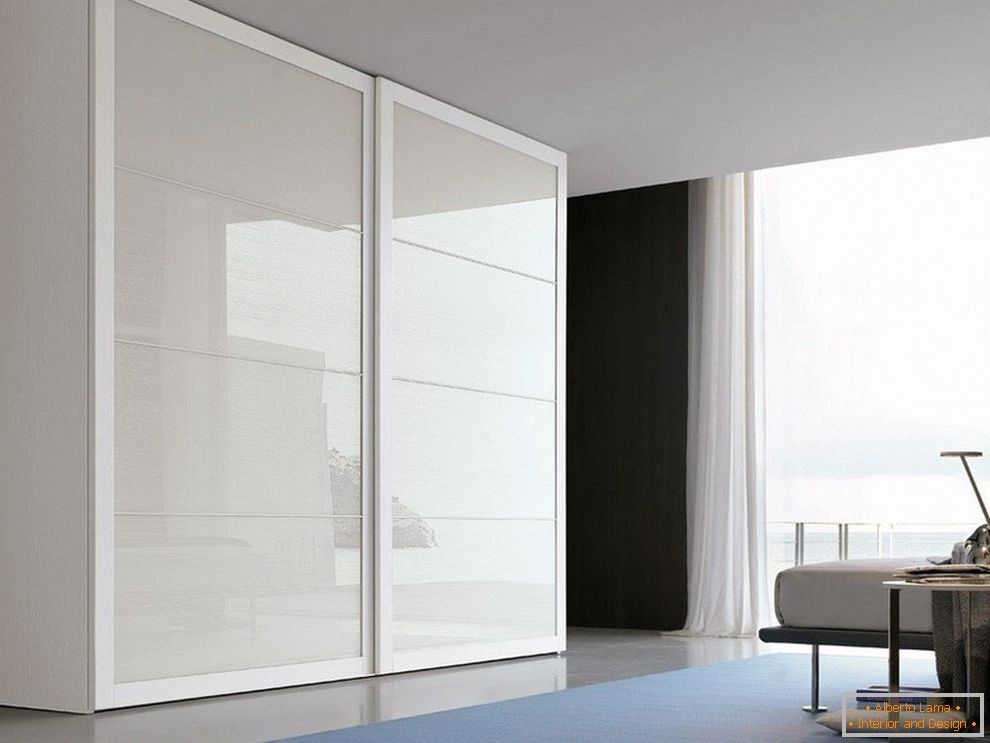 A szekrény a minimalizmus stílusa a belső térben