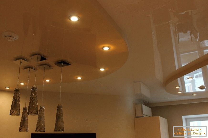 Kétszintes feszített mennyezet PVC a városi lakás nappalijában. A koncepcionális világítás jó tervezési lépés.