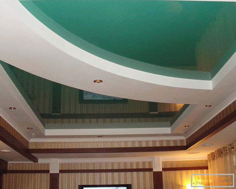 A gipszkarton szintek mentén a PVC-szalagok többszintű konstrukciója LED, beépített lámpákkal van felszerelve.
