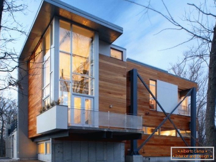 A ház faszerkezetei csúcstechnológiájúak, stílusos műanyag panorámaablakokkal.