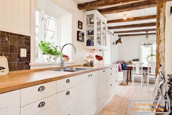 A ház egy kis konyhájának hangulatos belső tere