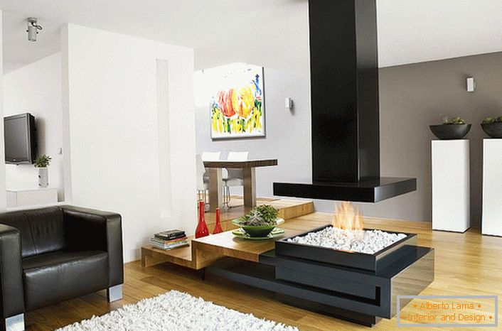 A stílusos, modern high-tech kandalló osztja a nappali és étkezőt egy tágas nappaliba.